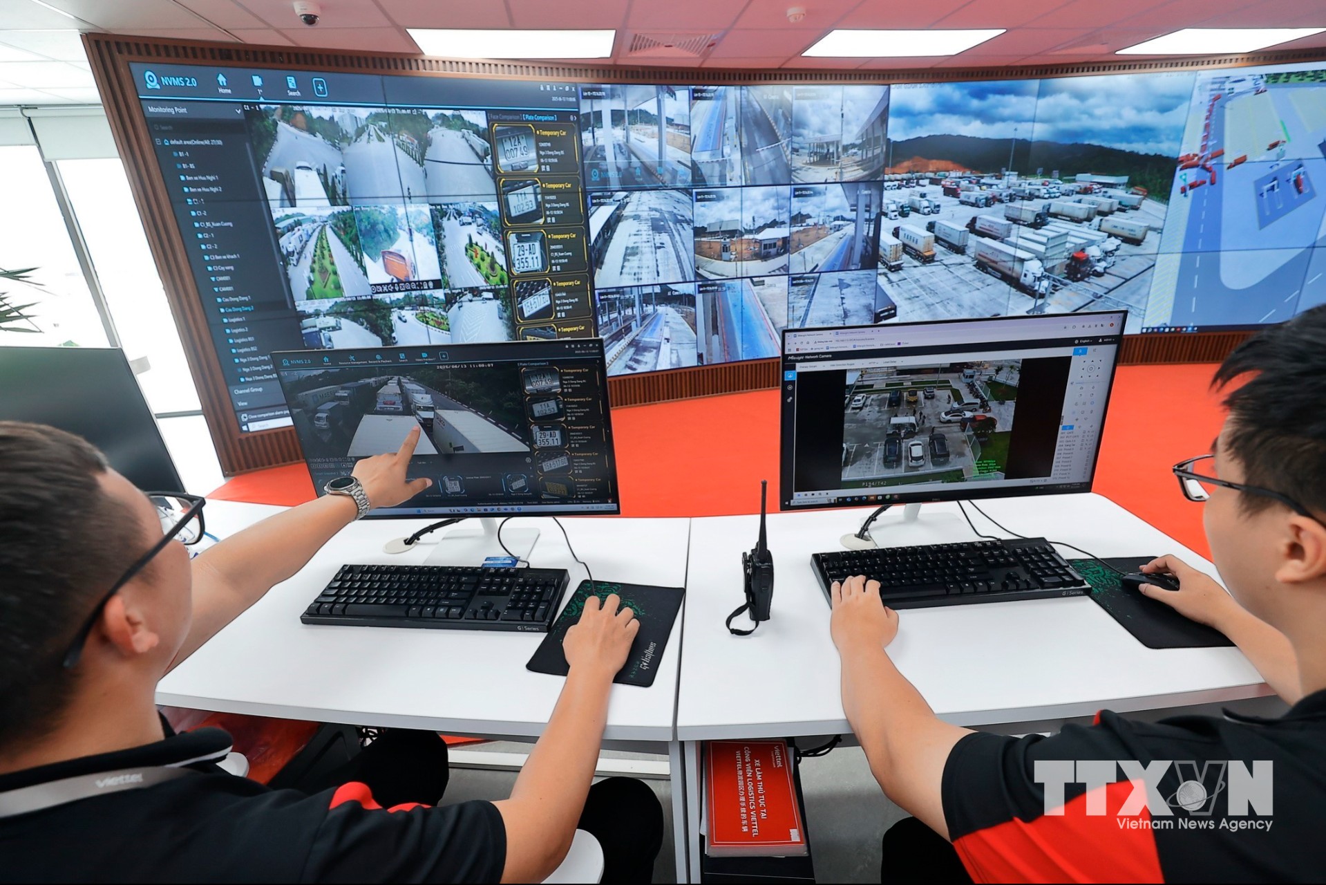 Hệ thống quản lý vận tải thông minh (TMS), ứng dụng AI và GPS hỗ trợ theo dõi lộ trình vận chuyển có khả năng phân tích dữ liệu lớn và dự đoán các nguy cơ. Viettel cho biết, hệ thống này đã góp phần giảm 15% chi phí vận chuyển, đồng thời đảm bảo thời gian giao hàng. (Ảnh: Minh Quyết/TTXVN)